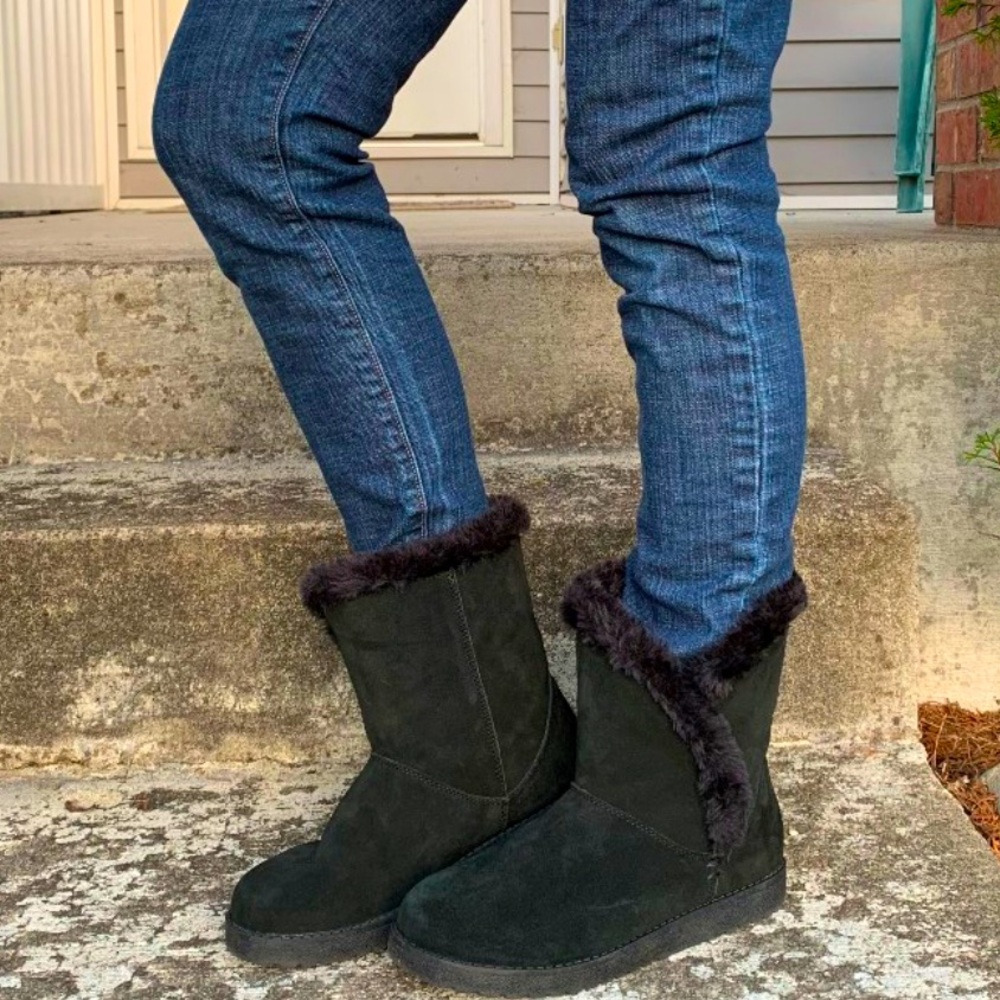 Women’s Target Black Suede and Faux Fur-Lined Winter Boots size 9